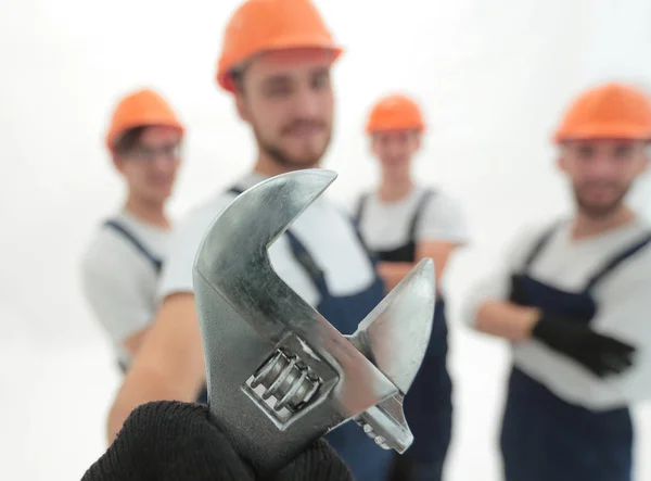 Primer plano. la llave en las manos de los constructores — Foto de Stock