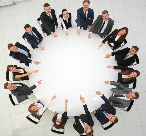 Equipe de negócios indica o centro da mesa redonda . — Fotografia de Stock