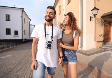 Şehirde yürüyüş ve manzarayı mutlu turist