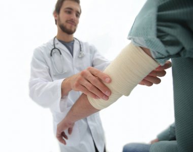 onun hasta ortopedi uzmanı yatıştırır.