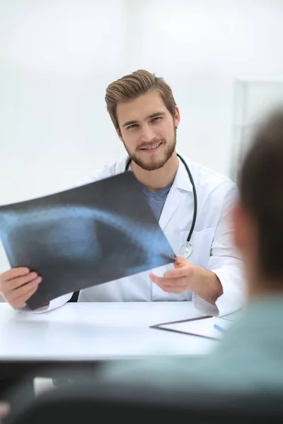 Médecin examinant une image radiographique du patient — Photo