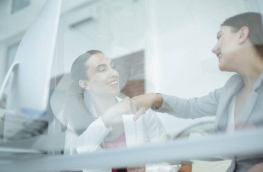 glass.colleagues onların başarısı kutlamak
