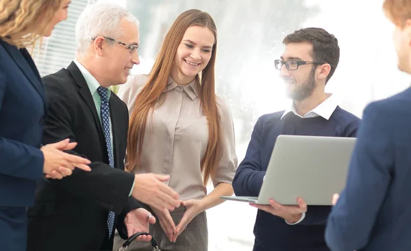 Succesvolle business team discussiëren over documenten en ideeën die permanent in de buurt van bureaublad — Stockfoto