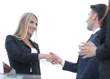 Anlaşmadan sonra el sıkışma iş ortakları