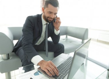 ön plan işadamı Smartphone'da konuşuyor