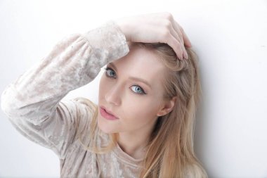 günlük makyaj şık kendine güvenen genç kadın portresi.