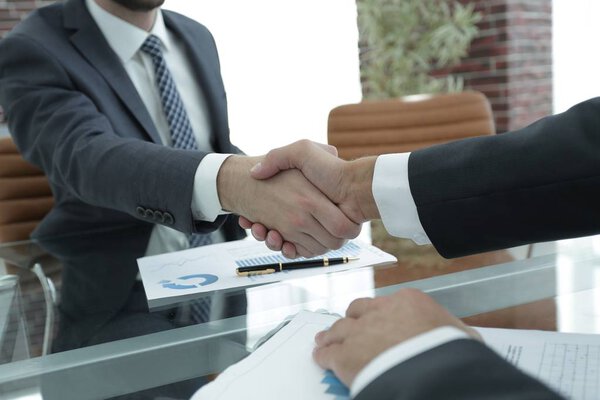Apretón de manos de los socios financieros después de firmar contrato — Foto de Stock