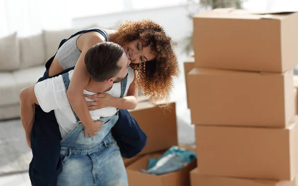 Vrouw en man zijn blij om te verplaatsen naar een nieuwe thuis. — Stockfoto