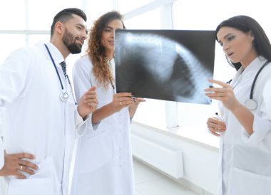 tıbbi çalışanlar hasta röntgen filmine bakarken