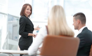 İş kadını, iş ekibiyle bir atölye çalışması yapıyor..