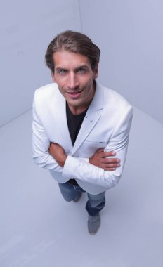 Kendine güvenen genç adam kameraya bakan