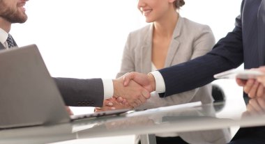 İş ortaklarının güvenilir tokalaşması