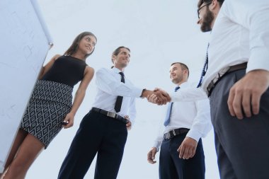 Yeni sunu tartışırken sonra karşılıklı iş arkadaşları.