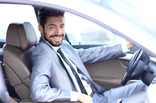 Pohledný podnikatel na sedadle řidiče v autě — Stock fotografie