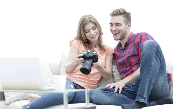 Feliz jovem casal verifica fotos em fotos da câmera — Fotografia de Stock