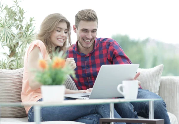 Jong koppel op zoek naar een laptop scherm — Stockfoto