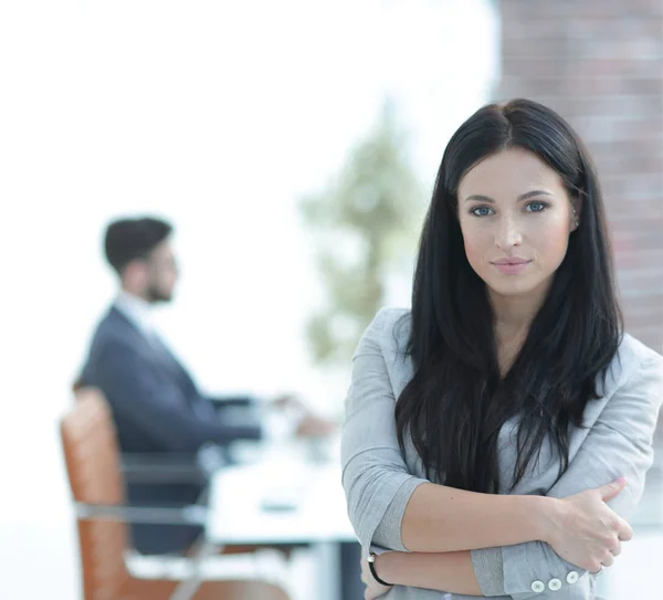 Exitosa joven mujer de negocios en el fondo de la oficina — Foto de Stock