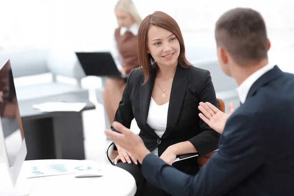 Gerente conversando com um colega no local de trabalho — Fotografia de Stock