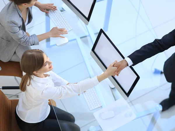 Blick von oben. Manager schüttelt dem Mitarbeiter die Hand — Stockfoto