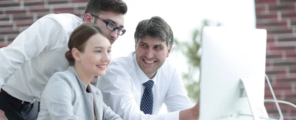 Business team bespreekt informatie zittend aan de balie — Stockfoto