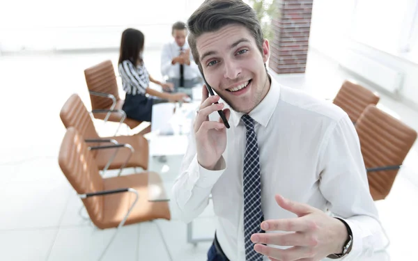 Close seup.businessman talking on smartphone — стоковое фото