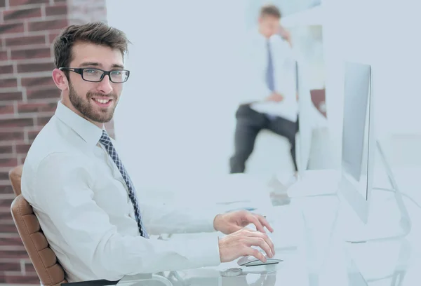 Succesvolle zakenman op wazig achtergrond kantoor — Stockfoto