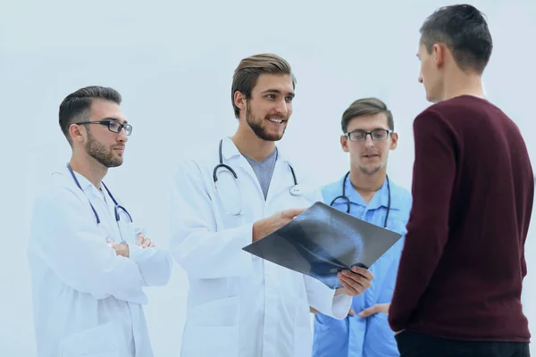 Gruppo di medici che discutono una radiografia dei pazienti — Foto Stock