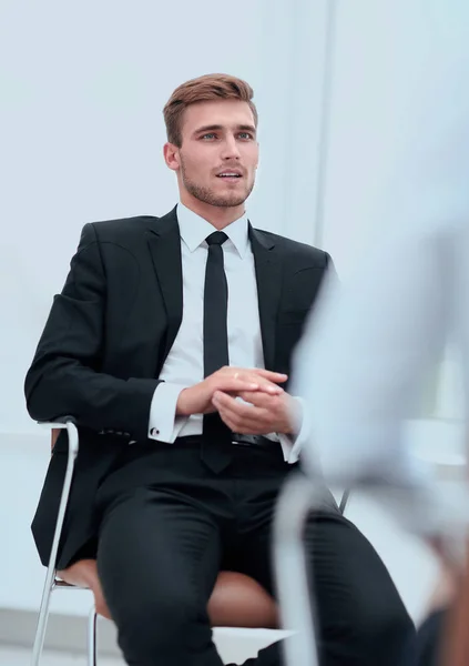 Nahaufnahme. Seriöser Geschäftsmann im Bürostuhl. — Stockfoto