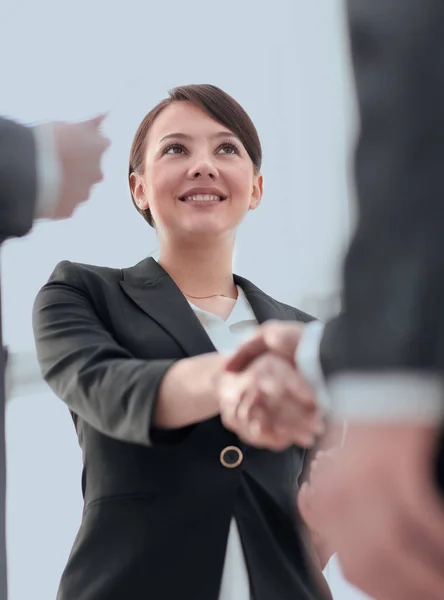 商业女性与商业伙伴握手的特写. — 图库照片