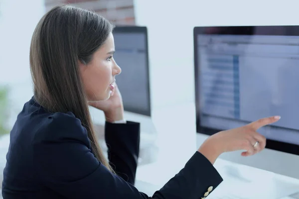 Mujer de negocios discute datos informáticos —  Fotos de Stock