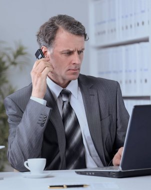 Telefon görüşmesi konuşmayı işyerinde iş adamı