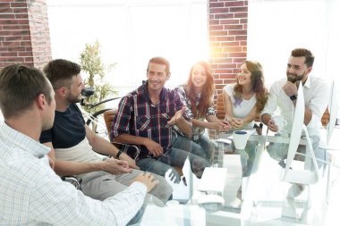 yaratıcı ekibi oturan iş sorunları tartışıyor