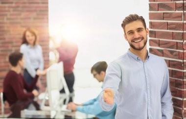 Ofiste oturan başarılı iş adamlarının portresi..