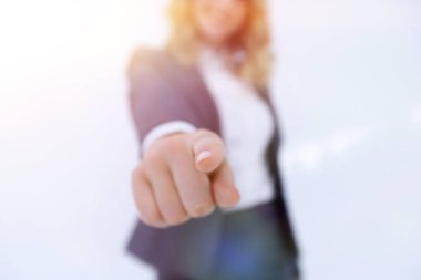 Size genç kadın işaret parmağı