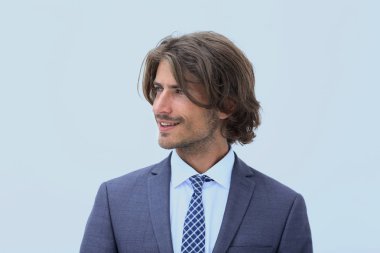 Şık giysiler içinde yakışıklı adam uzakta ve gülümseyen arıyor