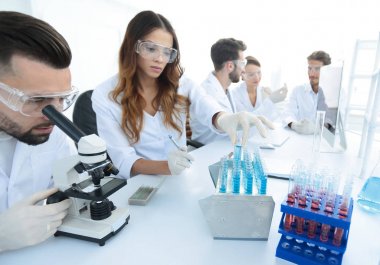 Bilim adamları laboratuarda test tüpleri ile incelenmesi.