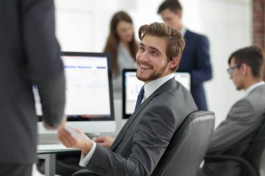 iş raporları bir bilgisayarda çalışan iş adamı