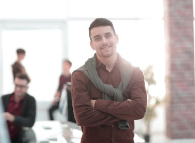 office arka plan üzerinde yaratıcı iş adamı