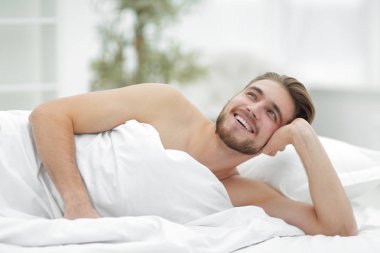 yatakta yatıyordu adam hayalleri closeup.a