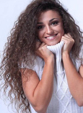 Beyaz bir arka plan üzerinde doğal bir makyaj ile güzel kadın