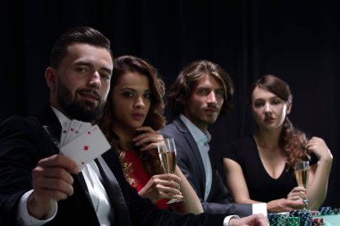 Şampanya ile poker zaferini kutluyor.