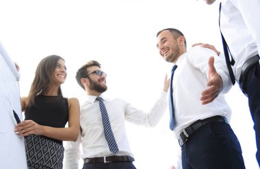 Genç çalışan arkadaşları flipchart fikirlerini olduğunu.