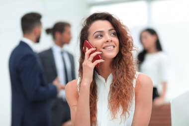 Yakın plan. Akıllı telefonlu bir iş kadını.