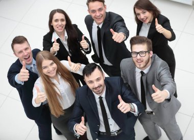 Başarılı bir iş ekibi baş parmak kaldırıyor.