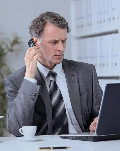 Affärsman med telefonsamtal samtal på arbetsplatsen — Stockfoto