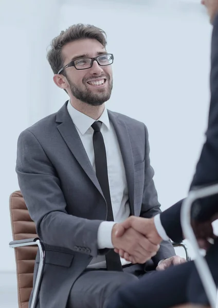 Réunions réussies d'hommes d'affaires dans le bureau — Photo