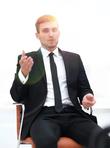 Närbild. affärsman som talar medan du sitter i en stol. — Stockfoto