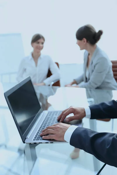 Närbild av affärsmannen att skriva på laptop. — Stockfoto