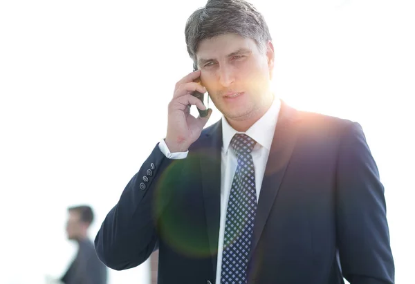 Primer plano. Confiado hombre de negocios hablando smartphone . — Foto de Stock