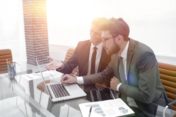 Zwei Geschäftsleute arbeiten am Laptop. — Stockfoto